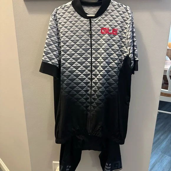 ALE Cycling Jersey and Bib Set in Black and Gray - Picture 3 of 3